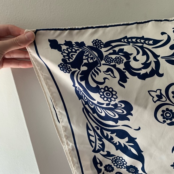 Beautiful 100% silk floral scarf poncho blouse white and navy blue - Picture 3 of 4